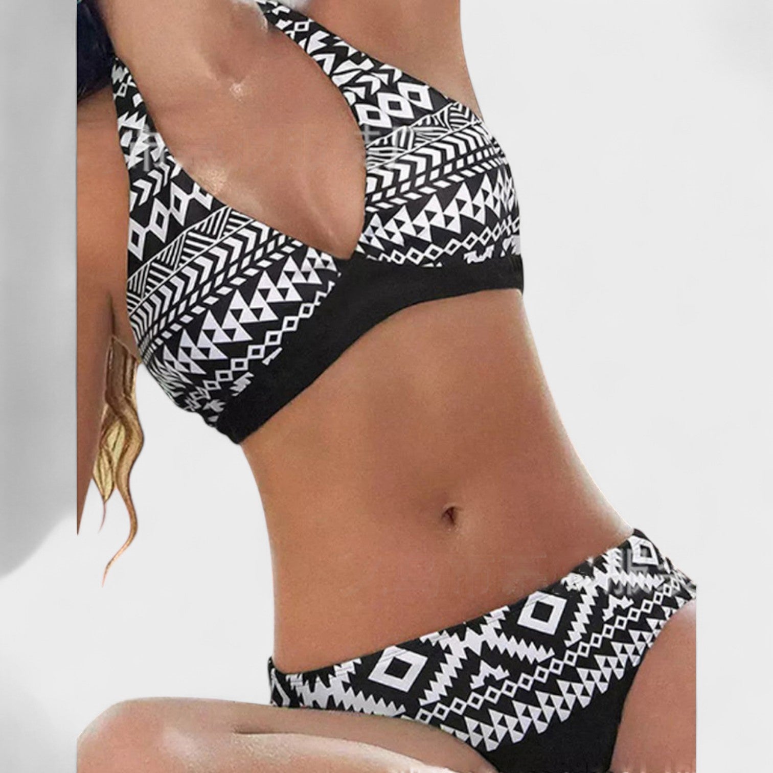 Bikini Floreale con Accenti Geometrici